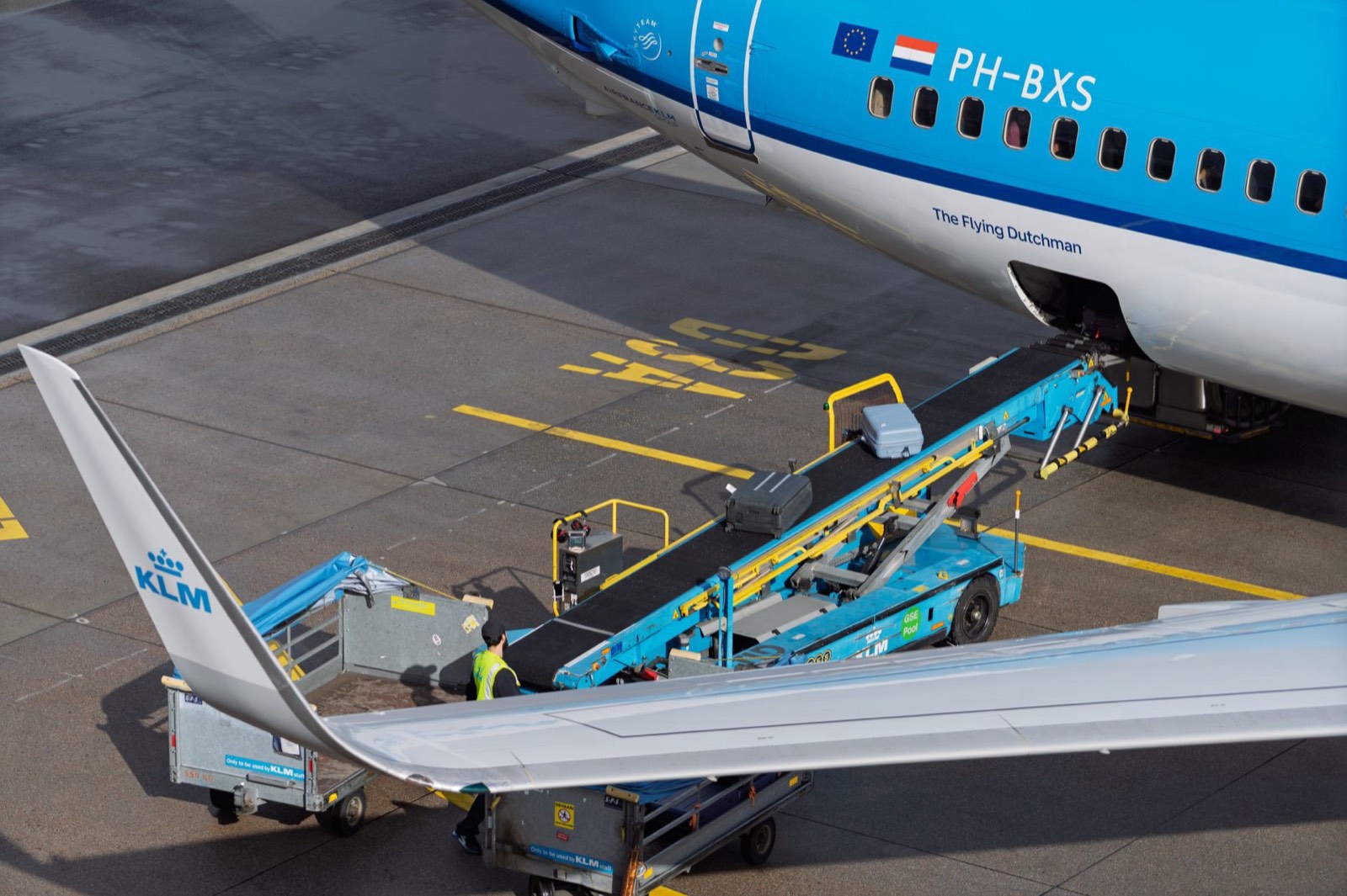 Air cargo shipment from Asia to the United States